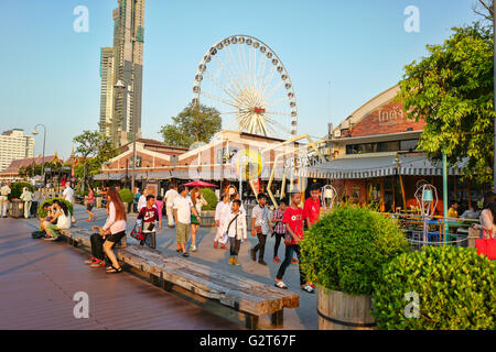 Les gens magasinent à Asiatique The Riverfront. Qui est le plus récent du marché de nuit, Bangkok Banque D'Images