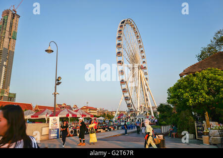 Les gens magasinent à Asiatique The Riverfront. Qui est le plus récent du marché de nuit, Bangkok Banque D'Images