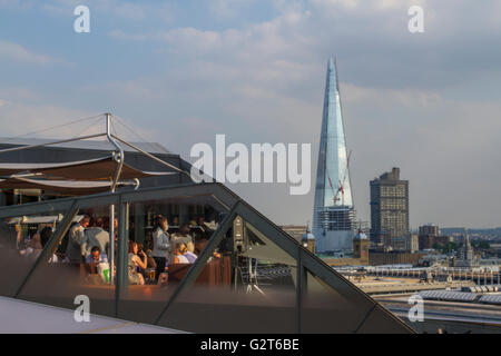 Vous pourrez déguster des plats et des boissons au Madison Rooftop Bar & Restaurant One New change, avec le Shard au loin Banque D'Images