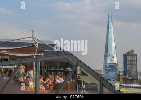 Vous pourrez déguster des plats et des boissons au Madison Rooftop Bar & Restaurant One New change, avec le Shard au loin Banque D'Images