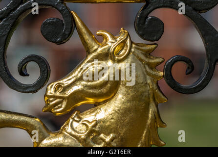 Close up of a Golden Unicorn sur les portes du palais de Kensington, London, UK Banque D'Images