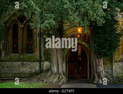 Porte de l'église de saint Édouard, Stow-on la- Wold, Gloucestershire. Banque D'Images