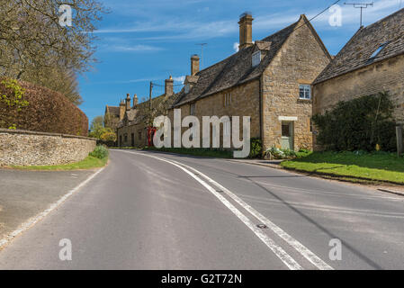 Scène de village typiquement anglais dans les Cotswolds Banque D'Images