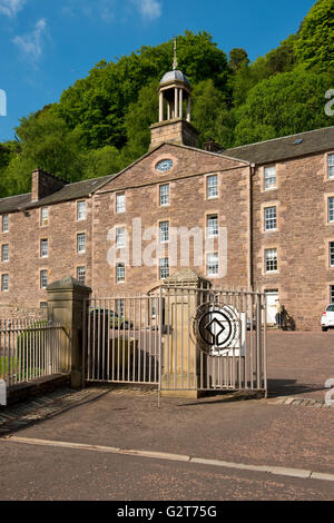 Maison millworkers et portes. New Lanark world heritage site Banque D'Images