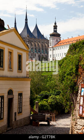 Dans Kutna Hora en regardant vers l'église de Sainte Barbara et le Collège des Jésuites. Banque D'Images