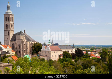 Vue sur l'église de Saint James et du paysage environnant de la rue Barbara dans Repiblic Kutna Hora, République Tchèque Banque D'Images