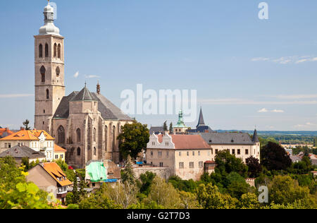 Vue sur l'église de Saint James et du paysage environnant de la rue Sainte Barbe à Kutná Hora, République Tchèque Banque D'Images