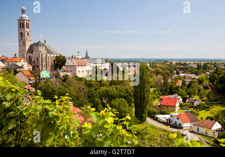 Vue sur l'église de Saint James et du paysage environnant de la rue Sainte Barbe à Kutná Hora, République Tchèque Banque D'Images