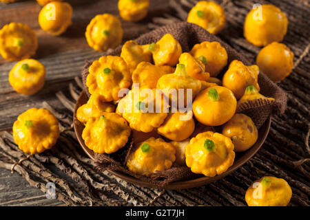 Pattypan jaune biologiques crus Squash prête pour la cuisson Banque D'Images