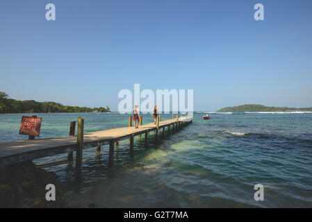 Jetée sur l'île de Carenero dans Bocas del Toro, PANAMA Banque D'Images