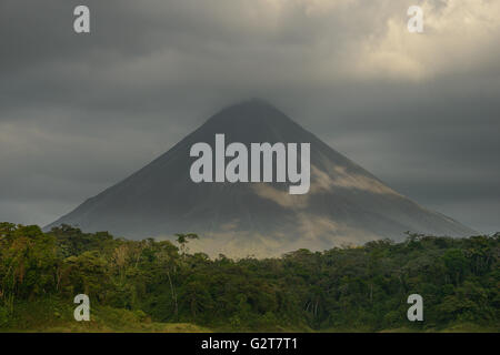 Le Volcan Arenal à partir de Laguna de Arenal au Costa Rica Banque D'Images