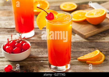 Orange juteuse et rouge cerise avec une Tequila Sunrise Banque D'Images