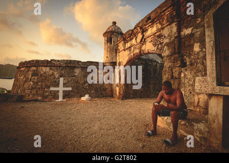 Visiter le Panaméen Local ruines du fort de Portobelo au Panama Banque D'Images