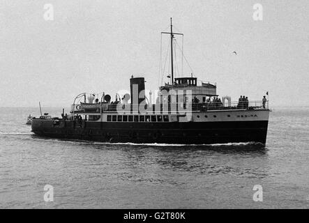 AJAXNETPHOTO.- 1936 - 1938 env. SOLENT, en Angleterre. RED FUNNEL - SOUTHAMPTON À COWES, ÎLE DE WIGHT ET PASSAGER car-ferry près de Cowes. FERRY a été construit en 1931. PHOTO:AJAX VINTAGE PHOTO LIBRARY REF:MEDINA 006 1 Banque D'Images