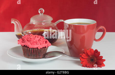 Tasse de thé et une théière avec red gerbera flower Banque D'Images