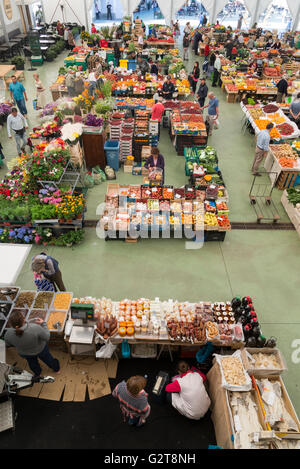 Les gens à la cascais shopping produisent des fruits et légumes, marché ouvert tous les mercredi et samedi Banque D'Images