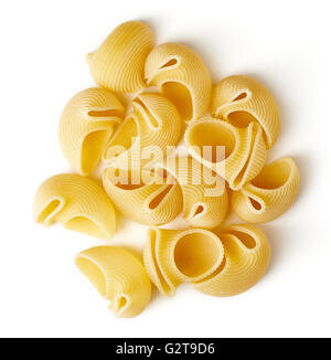 Pâtes lumaconi isolé sur fond blanc, vue du dessus Banque D'Images