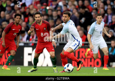 Le Portugais Joao Moutinho (deuxième à gauche) et l'Angleterre, Kyle Walker (deuxième à droite) bataille pour la balle durant un match amical au stade de Wembley, Londres. Banque D'Images