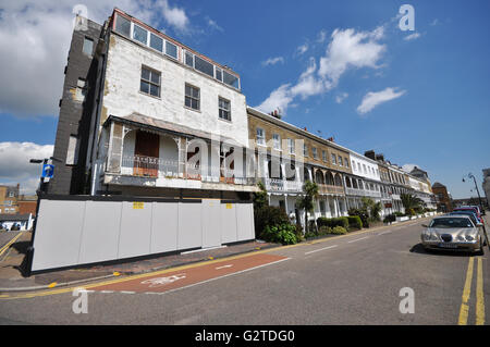 Hôtel Royal et terrasse sur Southend Sea ont été construites entre 1791 et 1793. Maisons de la terrasse ont été utilisés lors de la DEUXIÈME GUERRE MONDIALE par le Service de contrôle de la Marine. Essex Banque D'Images