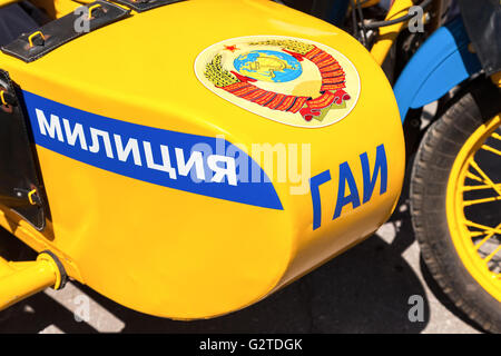 Détail de la police russe rétro moto avec l'emblème de l'ex-URSS. Texte en russe : Police Banque D'Images