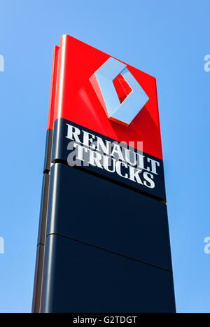 Concessionnaire officiel Renault signe plus de ciel bleu. Renault est un constructeur automobile multinational français Banque D'Images