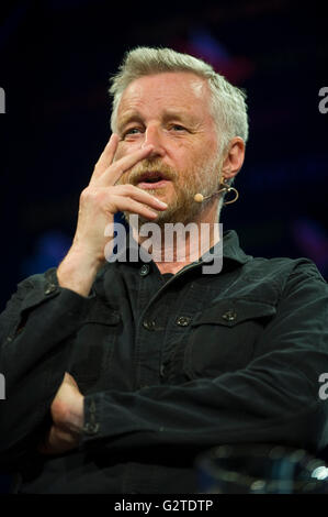 Billy Bragg parlant sur scène à Hay Festival 2016 Banque D'Images