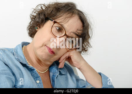 Le portrait d'une femme d'âge moyen pensive Banque D'Images