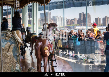 Jane's Carousel en pont de Brooklyn Park, NYC, USA Banque D'Images