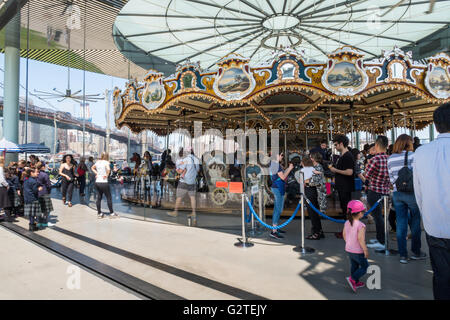 Jane's Carousel en pont de Brooklyn Park, NYC, USA Banque D'Images