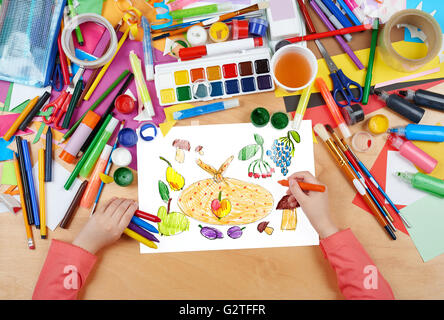 Les fruits et légumes ensemble objet peint enfant dessin, vue d'en haut les mains avec dessin au crayon sur papier photo d'art, lieu de travail Banque D'Images