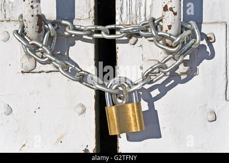 Cadenas avec la chaîne sur la vieille porte Banque D'Images