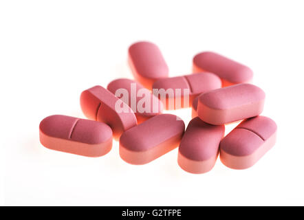Groupe de comprimés roses, isolé sur blanc. Banque D'Images