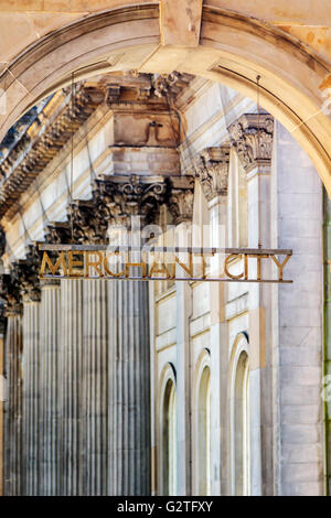 Passage voûté avec un panneau indiquant l'entrée de Merchant City, district de la ville de Glasgow, Écosse, Royaume-Uni montrant le mur nord de la galerie d'Art Moderne Banque D'Images