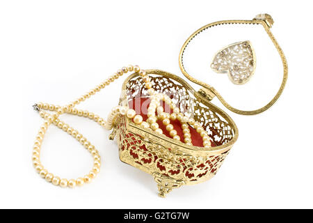 Boîte à bijoux or collier de perle isolated on white Banque D'Images