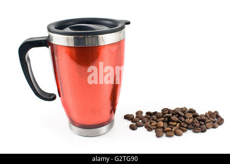 Thermos rouge avec café en grains isolated on white Banque D'Images