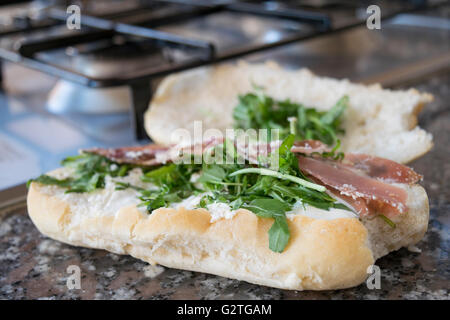 De pain rempli de bresaola roquette et parmesan Banque D'Images