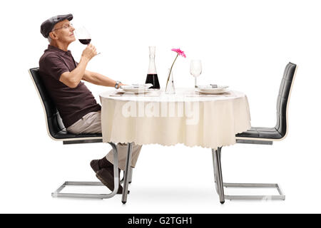 Portrait d'un vieux dégustateur qui sent un verre de vin rouge isolé sur fond blanc Banque D'Images