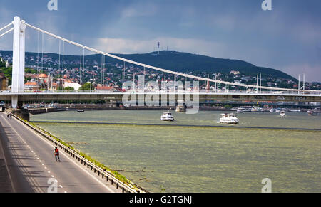 Elisabeth avec pont avant du Danube à Budapest de tempête Banque D'Images