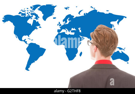 Young businessman looking at blue world map isolé sur fond blanc Banque D'Images