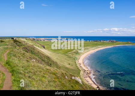 Fife Coastal Path sur Kincraig colline avec vue vers le bas à West Bay, dans le Firth of Forth. Elie et de Earlsferry East Neuk Fife Scotland UK Banque D'Images