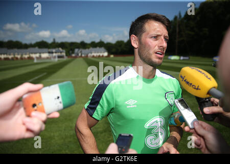 République d'Irlande's Wesley Hoolahan parle aux médias lors d'un camp d'entraînement à la Fota Island Resort, le liège. ASSOCIATION DE PRESSE Photo. Photo date : vendredi 3 juin 2016. Voir l'ACTIVITÉ DE SOCCER Histoire République. Crédit photo doit se lire : Brian Lawless/PA Wire. RESTRICTIONS : usage éditorial uniquement, pas d'utilisation commerciale sans autorisation préalable, veuillez contacter PA Images pour plus de renseignements : Tél :  +44 (0) 115 8447447. Banque D'Images