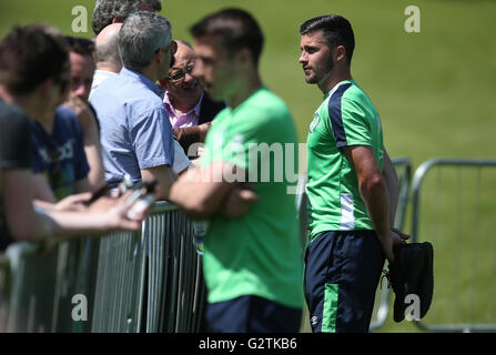 La République d'Irlande Shane Long parle aux médias lors d'un camp d'entraînement à la Fota Island Resort, le liège. Banque D'Images