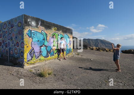 Un petit village avec vue sur la plage Playa de las Terasitas, San Andrés, Tenerife est devenu une toile pour l'artiste de graffiti. Banque D'Images