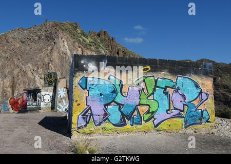 Un petit village avec vue sur la plage Playa de las Terasitas, San Andrés, Tenerife est devenu une toile pour l'artiste de graffiti. Banque D'Images