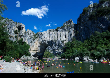 Plage sur la rivière Ardèche, près de Vallon Pont d'Arc, Ardèche, Rhône-Alpes, France Banque D'Images