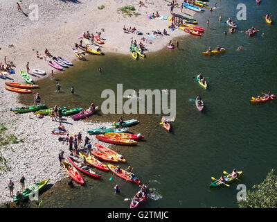 Bateaux sur la plage sur la rivière Ardèche, près de Salavas, Ardèche, Rhône-Alpes, France Banque D'Images