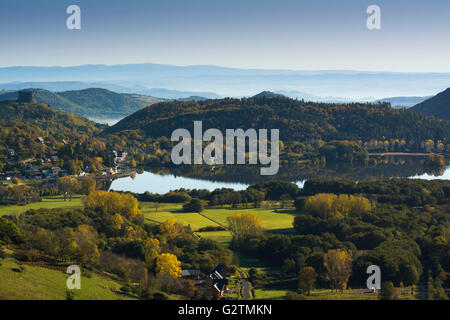 Le Lac Chambon et le Château de Murol, Département Puy-de-Dôme, Auvergne, France Banque D'Images