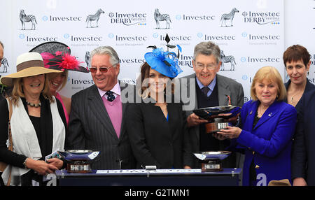 Victoria Pendleton (centre) présente le trophée de la vallée de Kennet Thoroughbreds VI, les connexions à la gagnante de l'Investec Diomed Stakes Tullius sur Ladies Day, au cours de l'Investec Derby d'Epsom 2016 Festival à l'hippodrome d'Epsom, Epsom. Banque D'Images