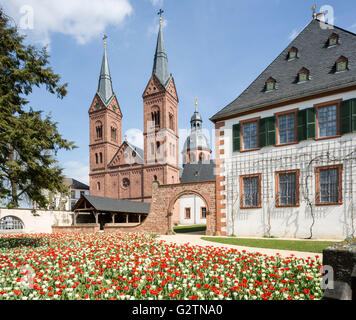 Ancienne Abbaye Bénédictine avec jardin du monastère et l'église abbatiale, Eginhard Basilique ou église de Saint Marcellin et Petrus Banque D'Images