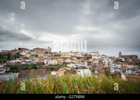 Une longue exposition de la ville médiévale de Caceres avec ciel nuageux Banque D'Images